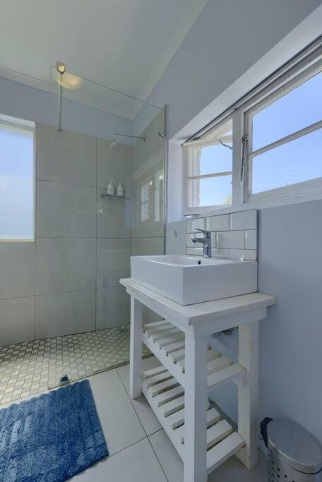 Apartment With A View For Two In Sunny Cove