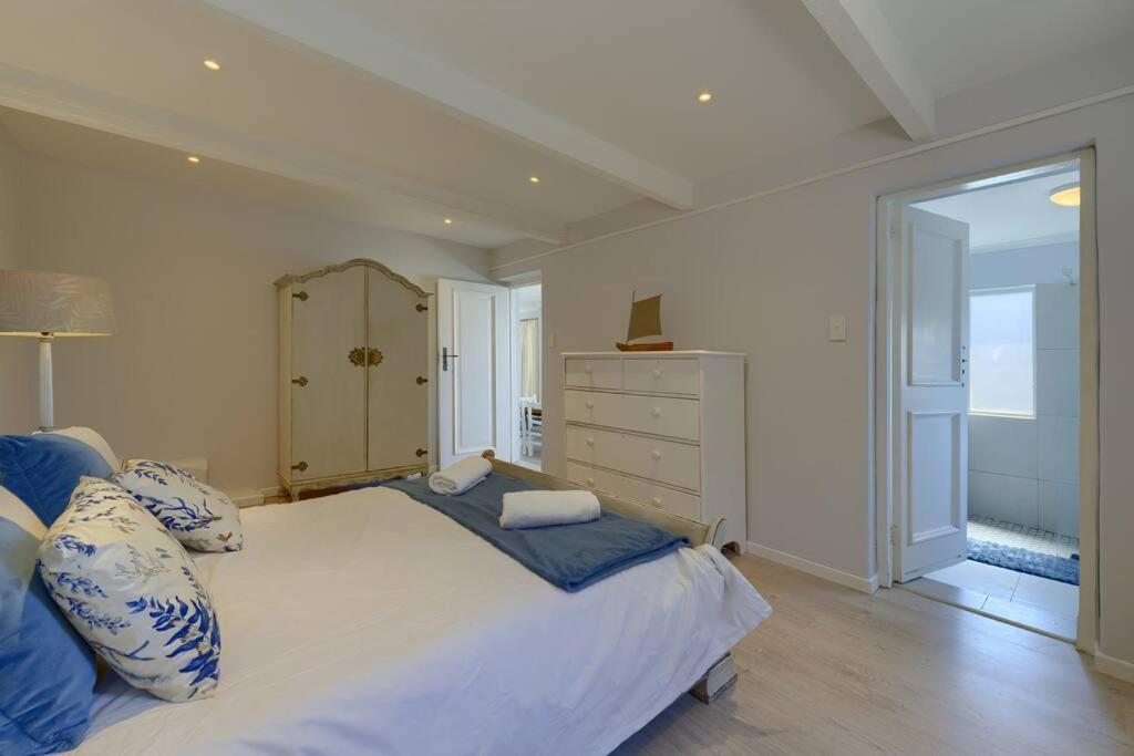 With A View For Two In Sunny Cove *