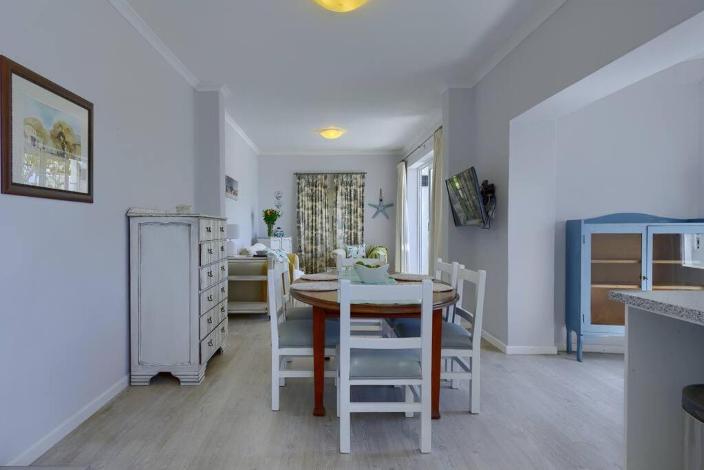 With A View For Two In Sunny Cove Apartment